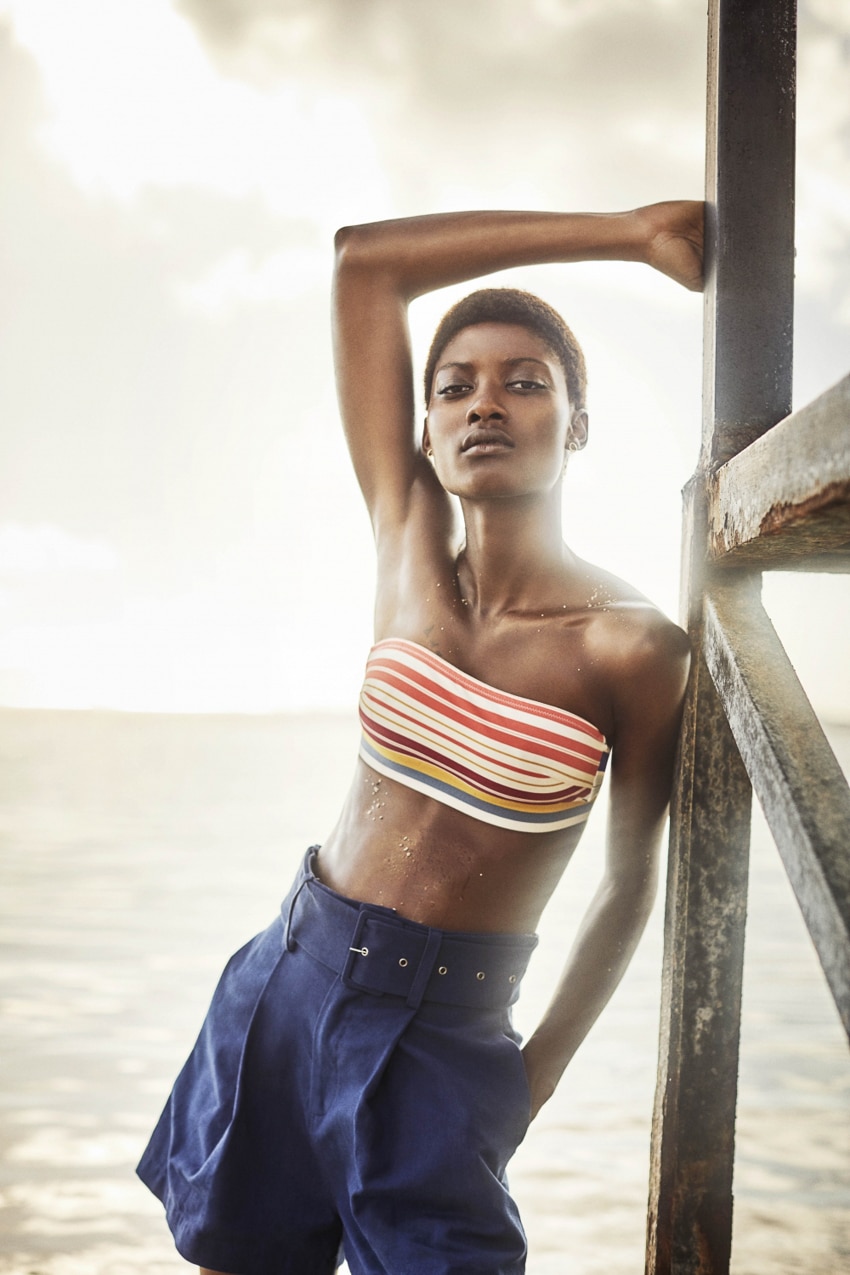 沙滩上的美诱水宝宝-ELLE马来西亚2017年8月-一个惊人的华丽,美诱的海滩场景---酷图编号1