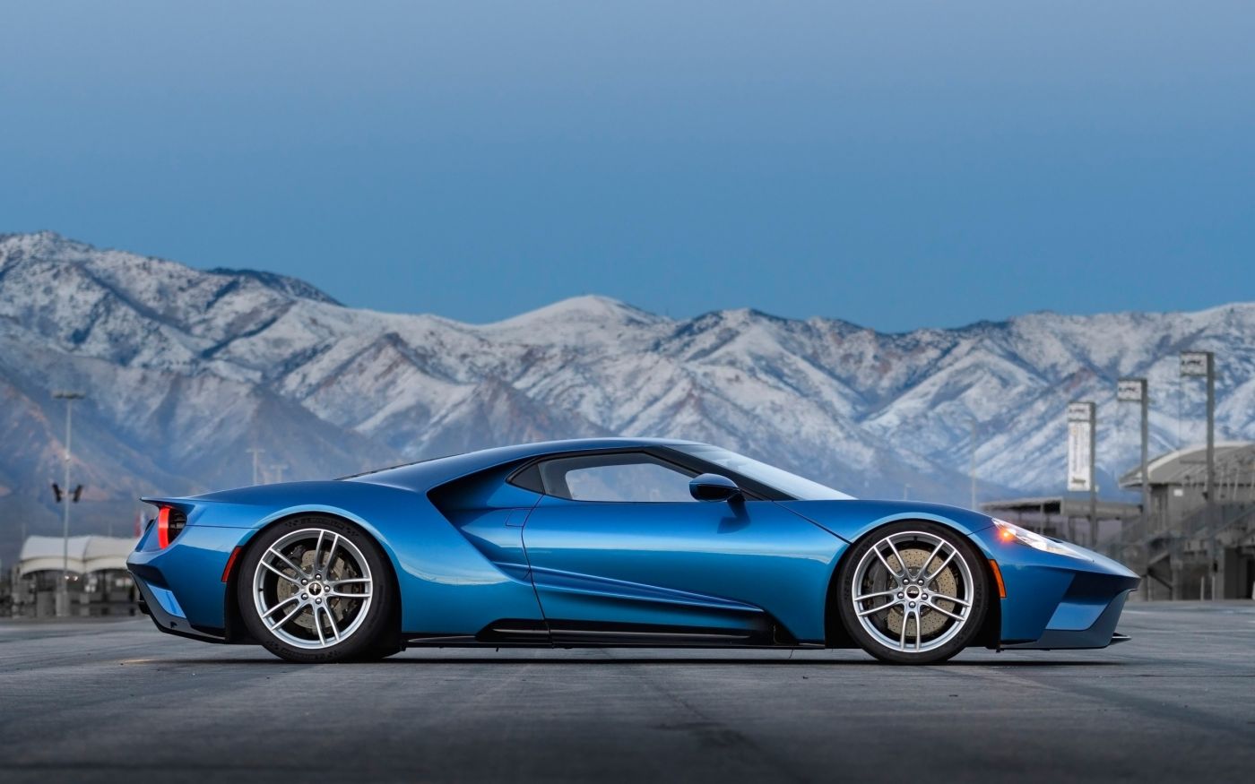 蓝色福特野马GT汽车