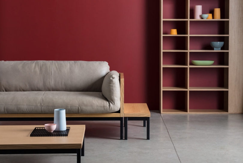 功能性和适应性的蕾雅木沙发-简约木框架和皮革装饰是其最大特点,展示了英国工艺图片