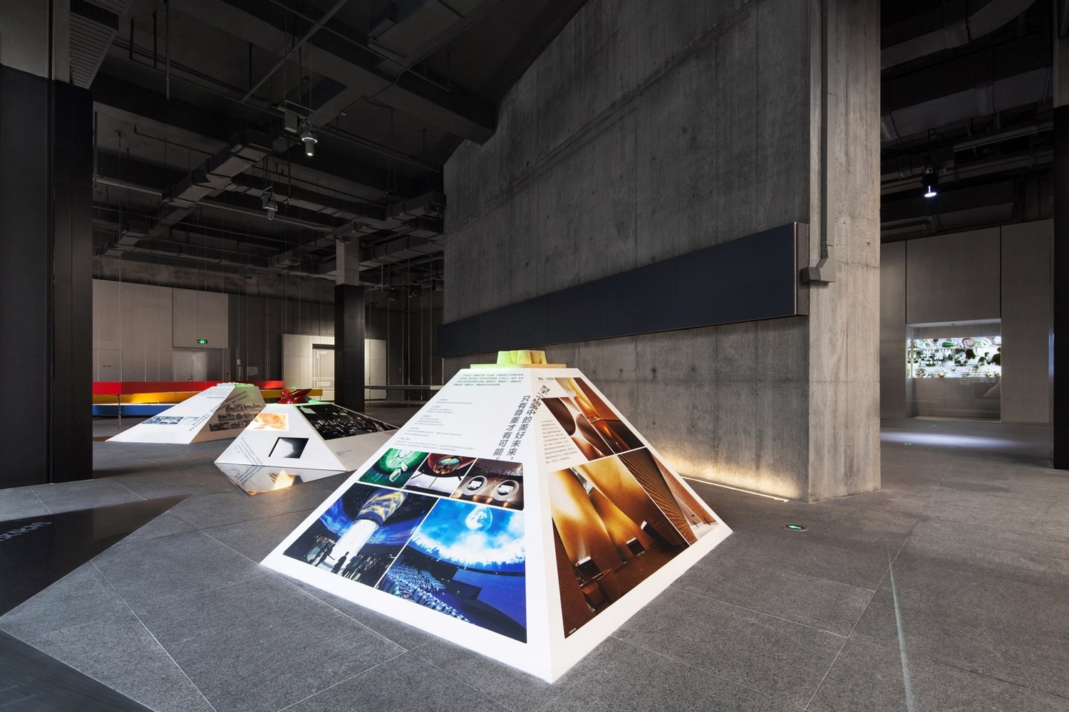 这次万科博物馆的改造, 和其它传统企业馆的设计手法不一样。 第一我们强调以人为核心的展览, 所有的展示是以万科人的故事(住户, 员工等)来串联, 并不只关注万科的荣誉。 另一点就是展示方法的再思考,如何结合事件, 时间和人来组织空间, 我们认为展品不是一个平面的死物, 它们可以更立体和互动的出现在参观者面前, 让我们去认识万科的过去与未来。