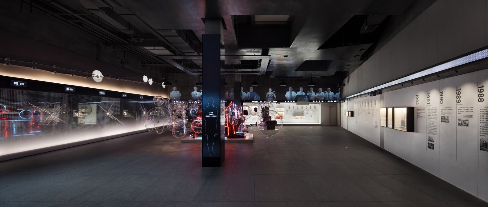 经过两年的开放, 我们工作室参与了第三次的修改设计, 在原有基础上优化展览空间。项目的总策展人为李德庚老师, 他重新梳理了整个馆的定位,参观流线和内容。李老师命名万科博物馆的英文为 Documenta Vanke, 从名字可以理解到这是一个着重文献与故事的展览, 有别与一般企业馆只着重荣誉, 不强调自己员工的贡献。除了总策展人, 我们的改造也有平面设计师侯颖,艺术家周文斗和灯光设计师田欢的参与。