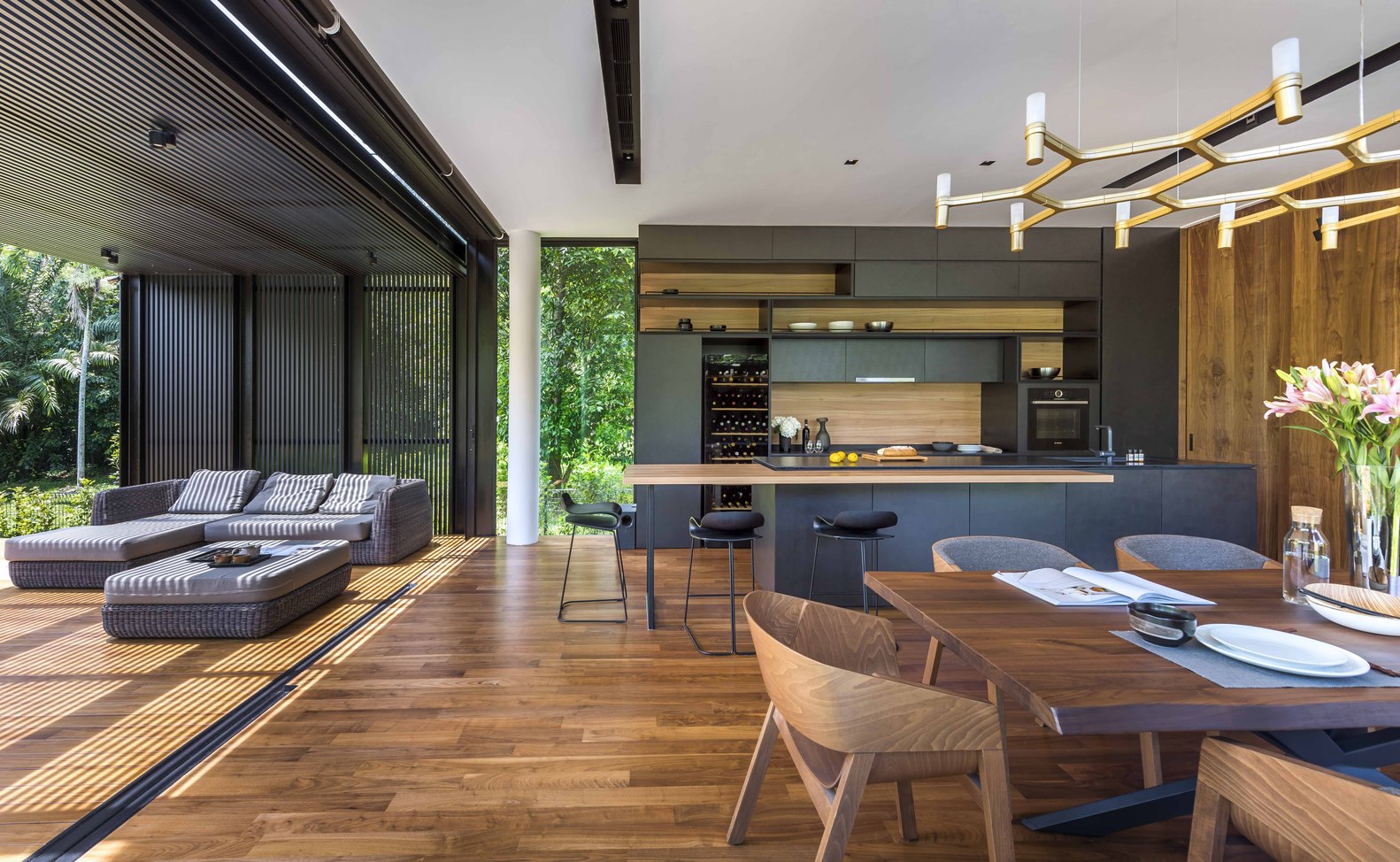 它同时也是一次探索木工在当代建筑中可以有何意义的机会,我们希望屏风墙成为一个拥有现代审美细部、工艺优良的元素。它最终以一个精致、富有节奏感的表皮形式出现。作为一个高过8米的结构,它仍拥有精巧的尺度并因此引人注意。屏风墙每日随时间营造出明快的光影效果,让阳光穿过、自然空气流入,创造了一个令人放松的气氛,强调了客户希望在一栋能体现当地热带特征的住宅中生活的需求。