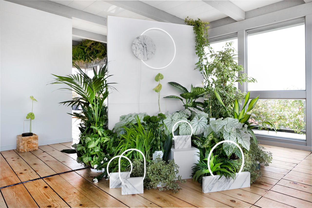 大理石的霓虹灯-荷兰鹿特丹Sabine Marcelis设计师作品,由于石头的性质,每一个基地都是不同的,但通过它发射光,因为它是半透明的,让每件作品的独特性突出封面大图