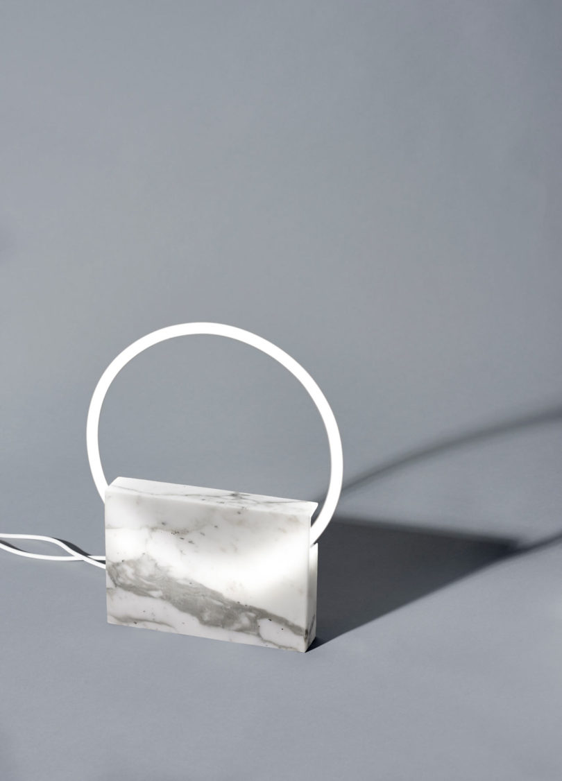 大理石的霓虹灯-荷兰鹿特丹Sabine Marcelis设计师作品,由于石头的性质,每一个基地都是不同的,但通过它发射光,因为它是半透明的,让每件作品的独特性突出---酷图编号1183681