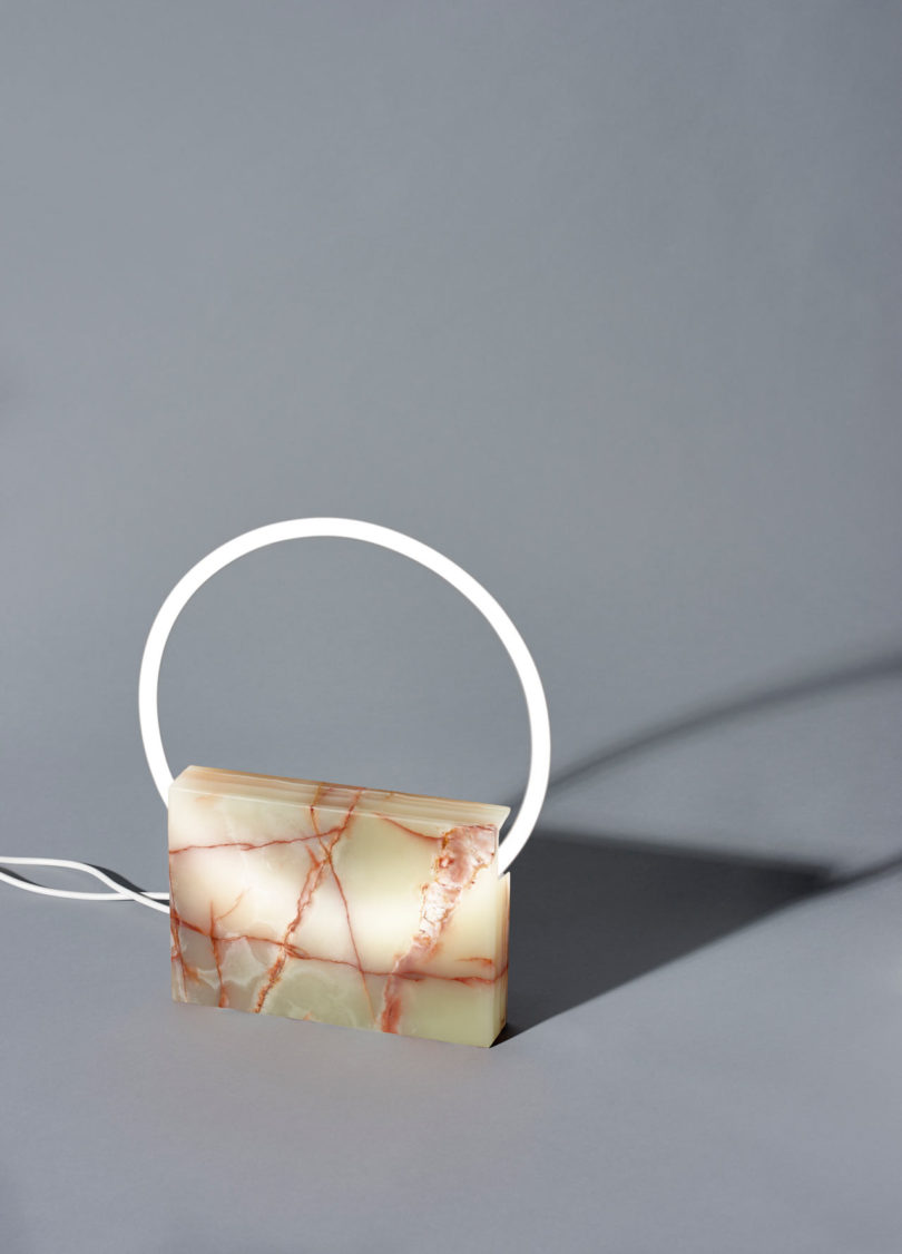 大理石的霓虹灯-荷兰鹿特丹Sabine Marcelis设计师作品,由于石头的性质,每一个基地都是不同的,但通过它发射光,因为它是半透明的,让每件作品的独特性突出---酷图编号1183682