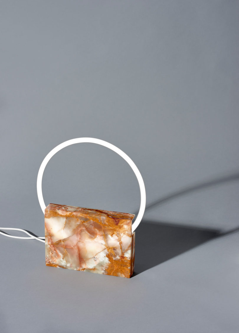 大理石的霓虹灯-荷兰鹿特丹Sabine Marcelis设计师作品,由于石头的性质,每一个基地都是不同的,但通过它发射光,因为它是半透明的,让每件作品的独特性突出---酷图编号1183683