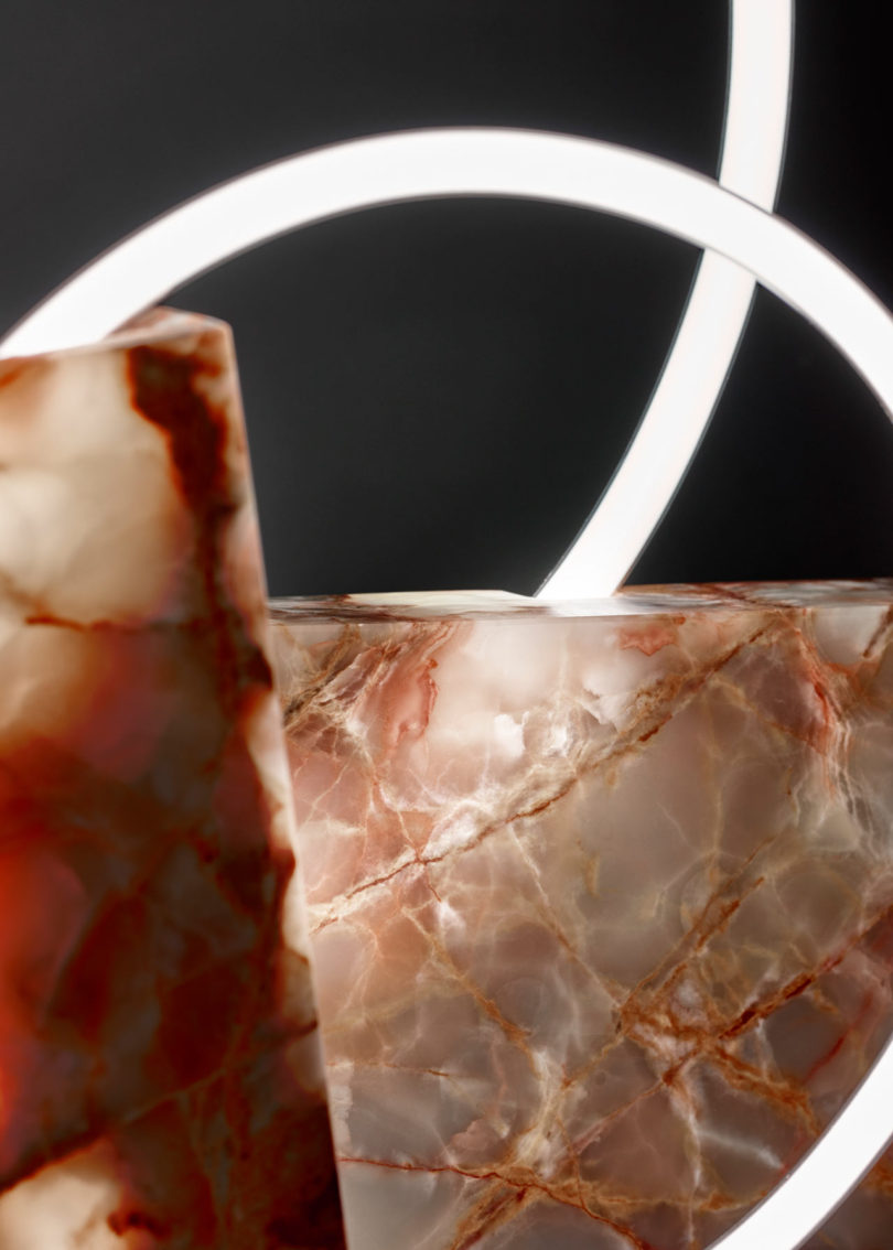 大理石的霓虹灯-荷兰鹿特丹Sabine Marcelis设计师作品,由于石头的性质,每一个基地都是不同的,但通过它发射光,因为它是半透明的,让每件作品的独特性突出---酷图编号1183685