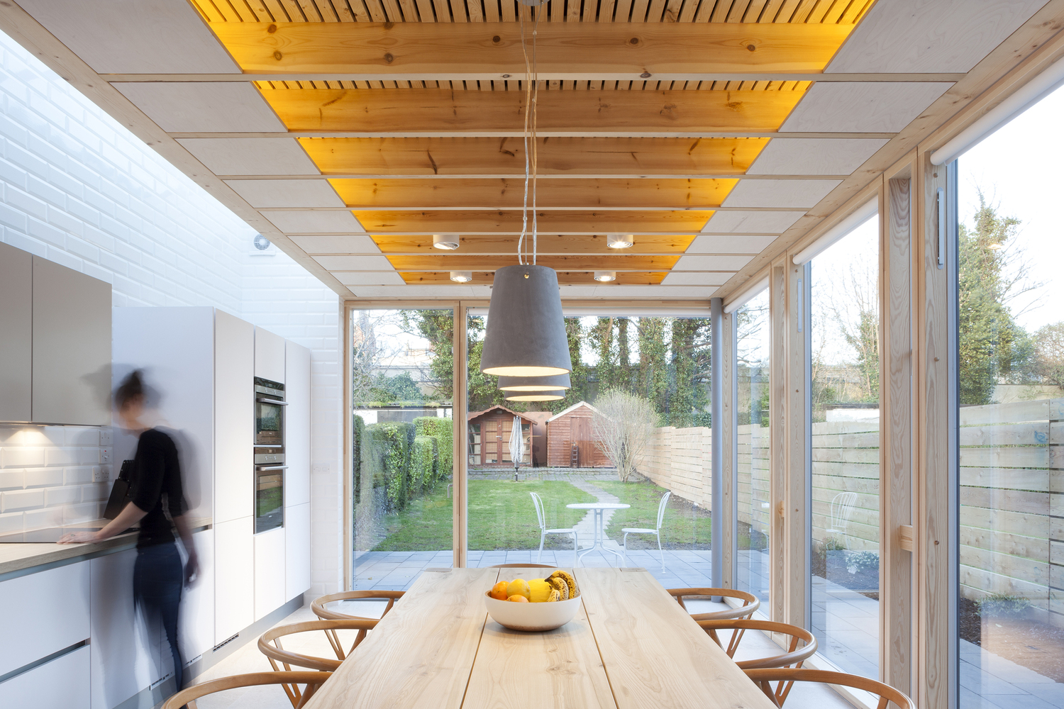 天窗随着空间的改造向北面延伸,日间的阳光透过屋顶完全地进入室内,形成充足的采光区。外景的“玻璃元素”干净而纯粹,和室内装饰中的“静态元素”相得益彰,构建一个具有温暖触感的家庭氛围。