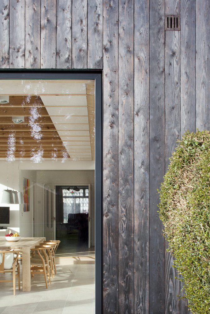 在外观设计上,设计师采用一种焦木色的整体构建让小屋完美地融合在郊外广袤的风光中。以一种焦木覆盖层为原材料,搭建木质结构,这类颜色好似一个可持续的单色调色板,让人充满遐想。