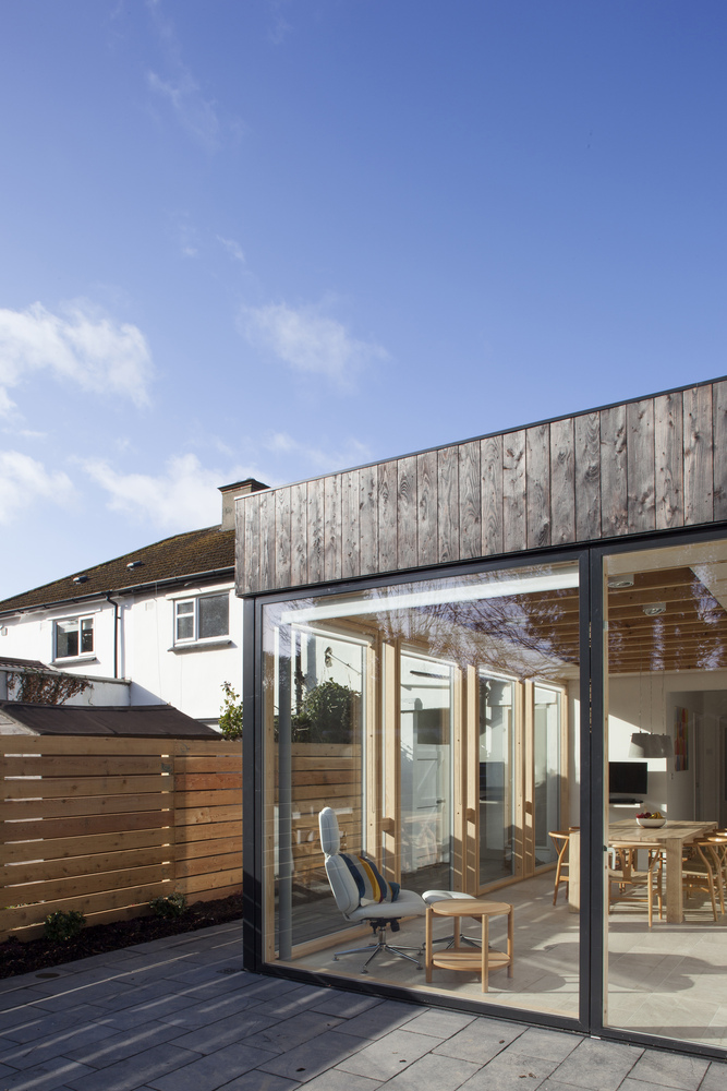 “玻璃元素”是本次改建设计中的一个要点。巨大的落地窗能提供更好的全景视野。另一方面,原本从厨房散发掉的室内热量,现在可以通过玻璃吸收室外的太阳光而得到补充。大量的玻璃构造为屋子平添诗意的同时,也让这里成为一个有温度的舒适居所。