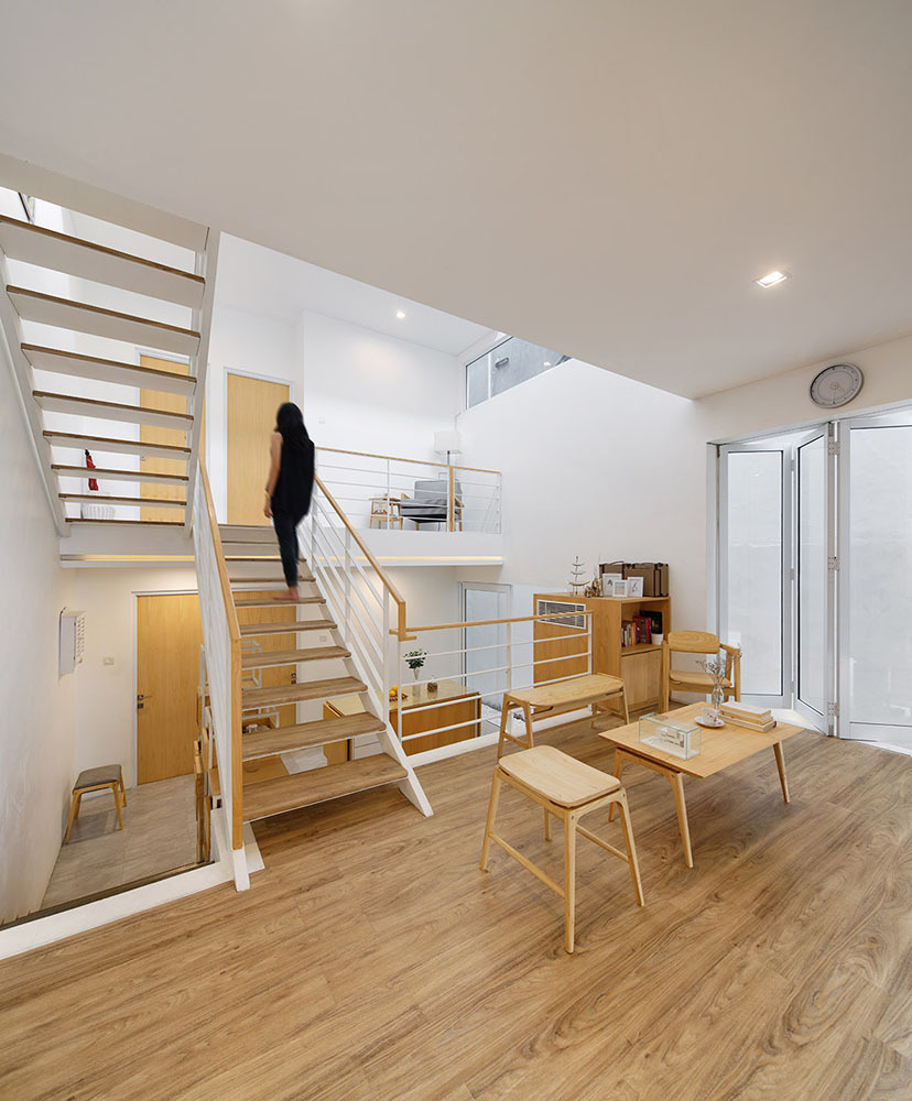 除了引入自然光和空气的挑空设计,因为顶层挑空已经有百叶窗,所以建筑师沿着房子由头到尾设计了一个1米宽的走廊作为光线和空气的另一个引入方式。这个通道也被用于放置水泵,自行车,室外设施,同时也是杂务工的另一个进门方式。因为地面层高低于街面,建筑师同时也放置了很多有机气孔来吸水以防洪水。