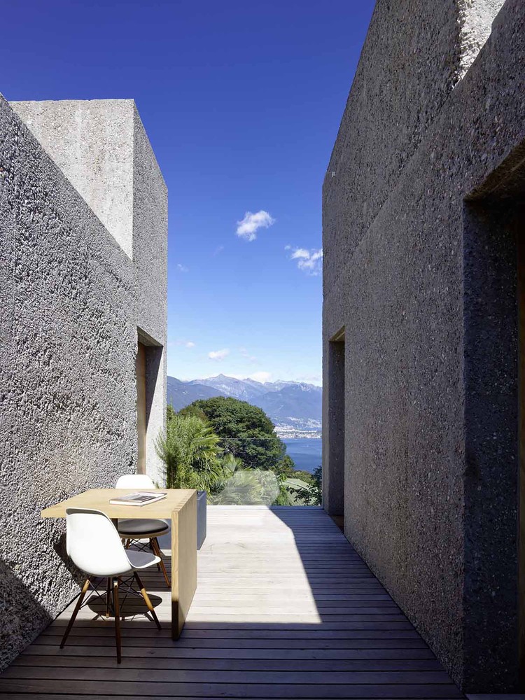 将内部空间与院子作结合,主人可以尽情欣赏优美的风景。院子的两扇木门给人一种倍受保护的感觉。