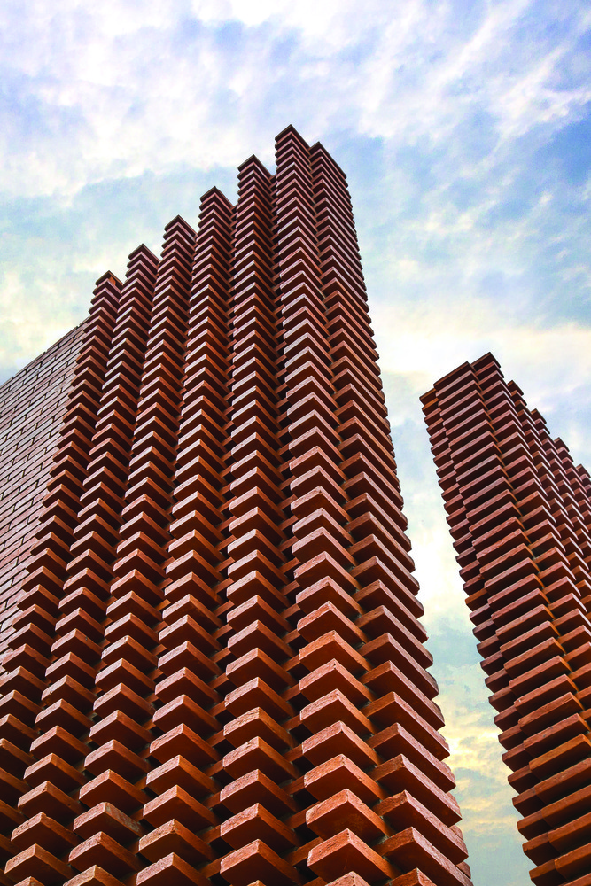 建筑共有两层。首层包含一个为展览设计的画廊和一个全天自然采光的会议室。两个空间由木质旋转门分隔。二层是设计团队创作和工作的地方。空间中材料的运用---例如木地板、大理石和软木隔墙以及被粉刷成黑色的家具,使空间愈发具有冲突性却更加优雅。