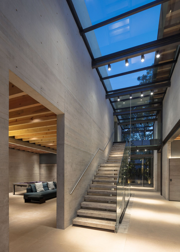 建筑体量既宽又开敞的面对着花园和东西走向的阳台,承接了所有洒在阳台上的日光浴。因此我们设计了一些铝制遮光板,并让所有的室外座位区能有遮荫。