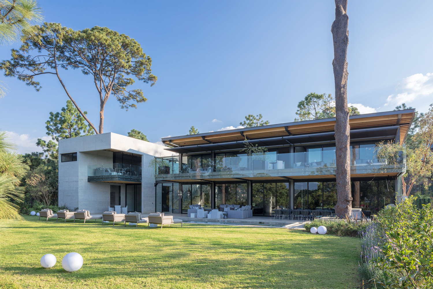 建筑上层的地板是橡木材质,室内区域的公共空间是混凝土材质,带泳池的阳台是银灰大理石