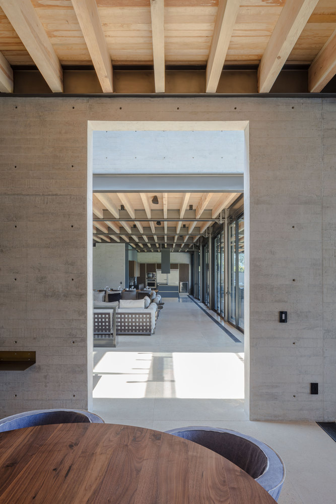 施工作业的过程,对于之前已经固定的比如灯具、电源插座、扬声器等物件的位置,需要施工人员之间很多的规范和纪律。并且,在浇铸工作完成以及移除完脚手架结构后,结构工程完工后,金属螺栓结构和混凝土工艺的精准性要求了非常高质量的木匠工艺。