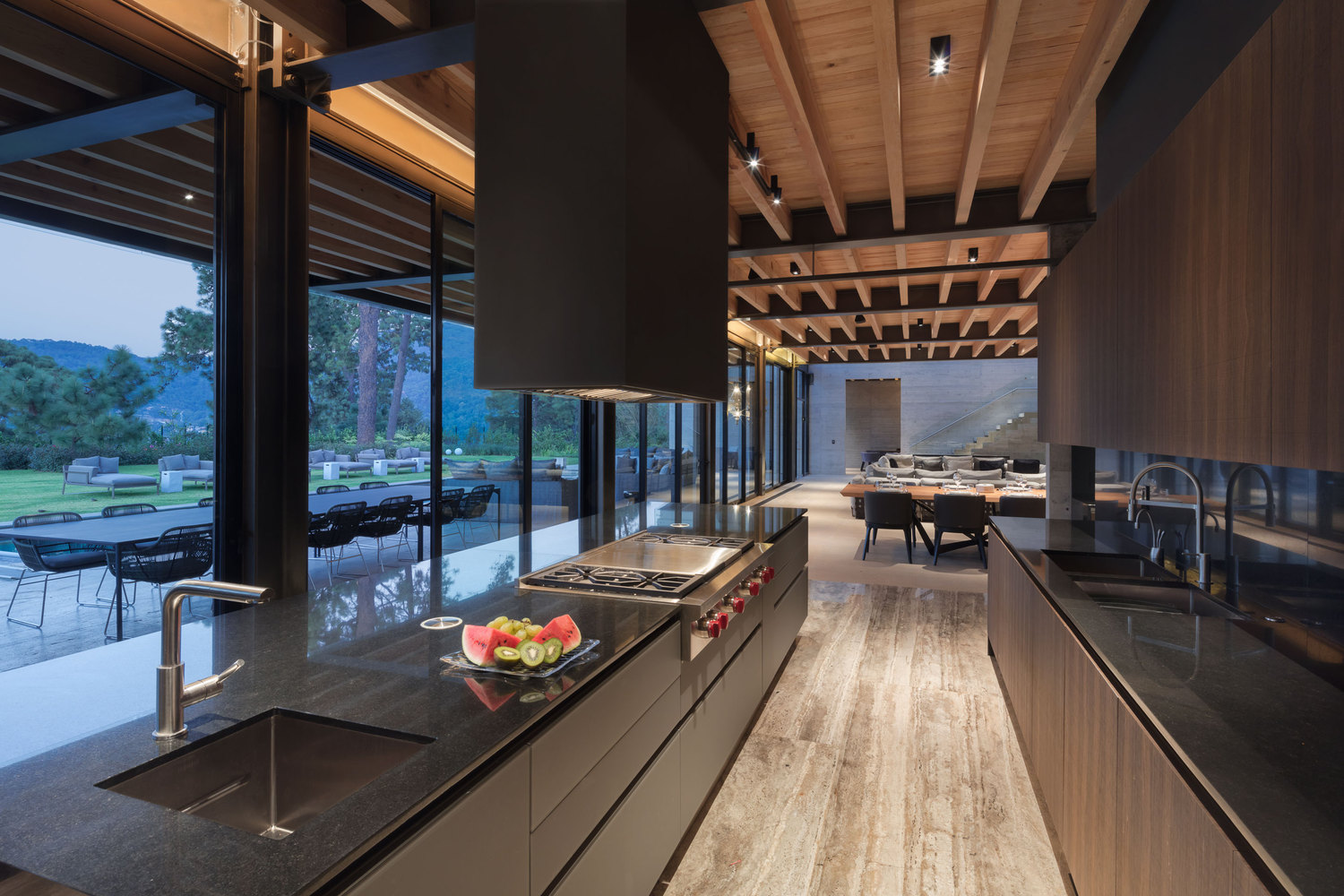 从可持续设计方面来讲,这个别墅的所有空间都有一个很好的朝向。这个别墅的室温也很宜人,因为所有玻璃都采用了低辐射玻璃(low-E)。我们针对灌溉有一个废水循环利用系统,并有一个应用最先进设备的多重过滤的净水系统。针对水的加热和发电,我们有两套太阳能板系统满足了所有功能,这使得这个别墅完全做到可持续设计。