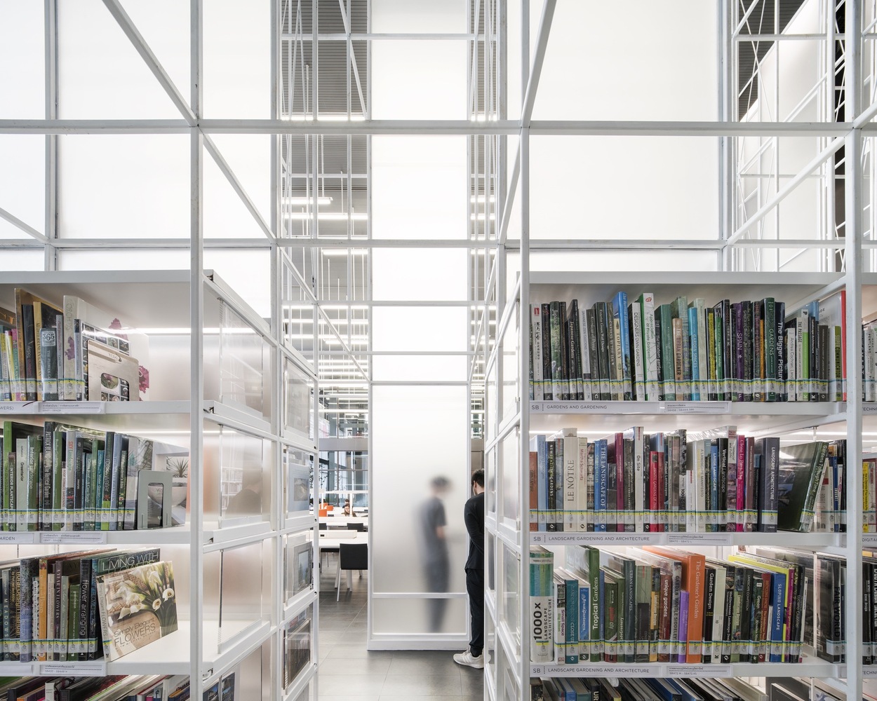 展览空间被整合进各种空间类型中――书架处、墙壁上、走廊中、角落里乃至中心空间。新鲜的想法无处不在并总能环绕在人们周围。