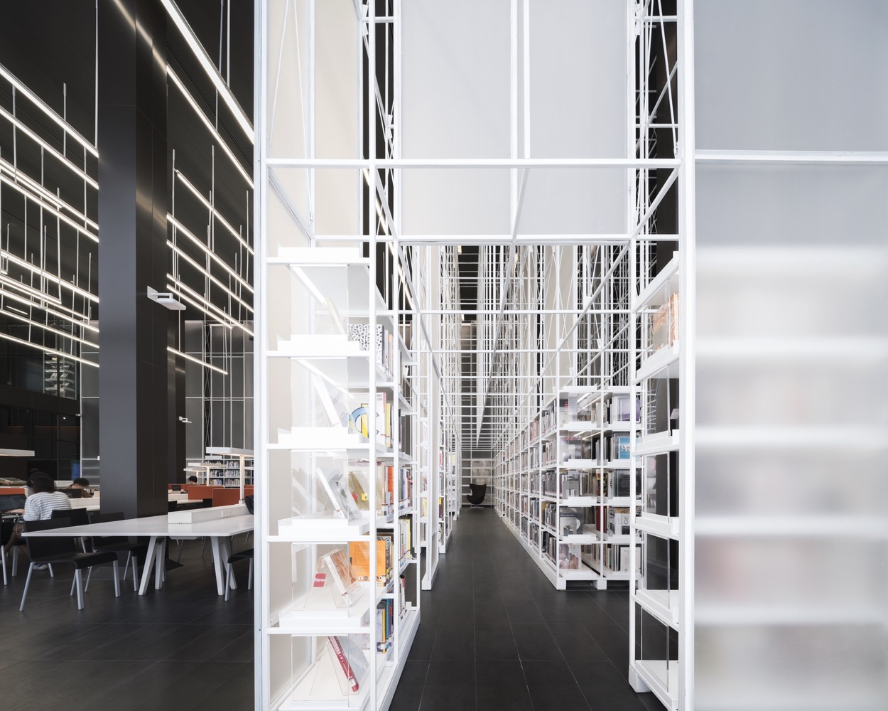 新的建筑体块就像是一个物件被插入历史建筑中,新体块包裹在已有表皮之中并稍稍位移,三十年代建筑的一些特征就显露出来。现代材料的光感、半透明性、模糊感以及光彩都与历史外壳的厚重感产生了有趣的对话。新老对比的同时互补互助。