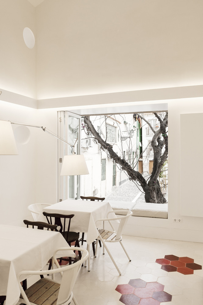 Casa da Severa 设有一个咖啡厅/餐厅,可以通过楼梯直接从广场进入,作为公共空间的延续。它的主要房间占据室内允许的最大高度,利用掏空的室内空间,其最高点为6,50米。其内部的墙壁之一准备用于视频投影。