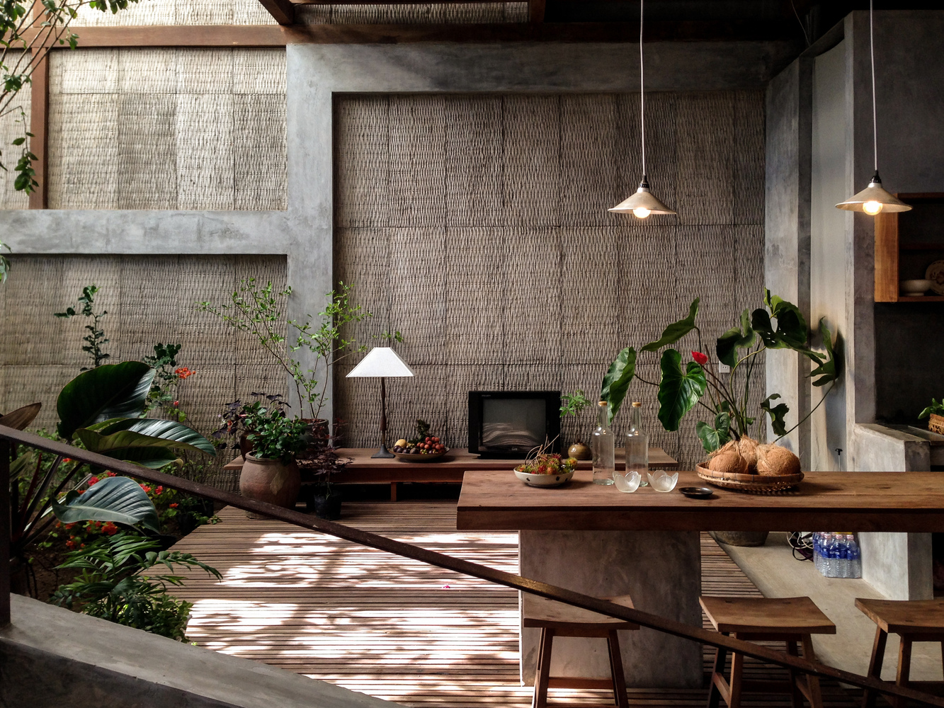 1/ 室内空间向周边环境开放。倒置屋顶形状,由原来正三角屋顶变为倒三角屋顶,剖面犹如蝴蝶展翅状。再将三个蝴蝶状屋顶利用高差不同进行组合覆盖整个基地。