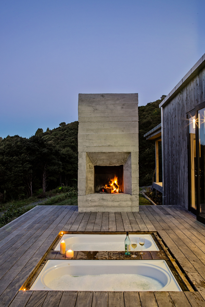 建筑的内部设计将高质感和打结的带锯材与扁平的、干净的、白色的、锋利的表面相结合。在这里的细节上没有完成装饰和珠子的装饰――木材与白色表面的相交是很明显的,而且要达到预期的效果需要很高的工艺水平。