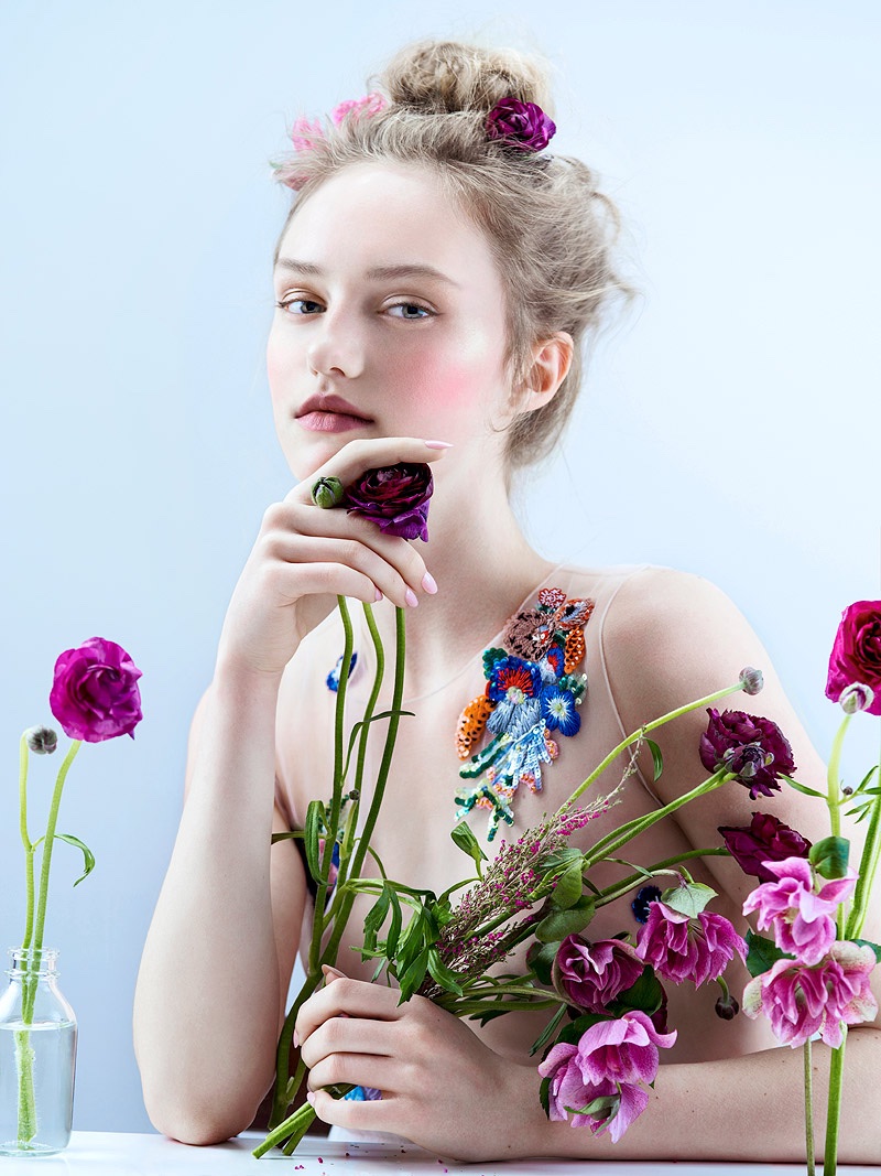 Harper Bazaar越南-设计师选用乳木果花绣花上衣和裙子,迷人的浪漫化妆和看上去非常自然的头发---酷图编号4