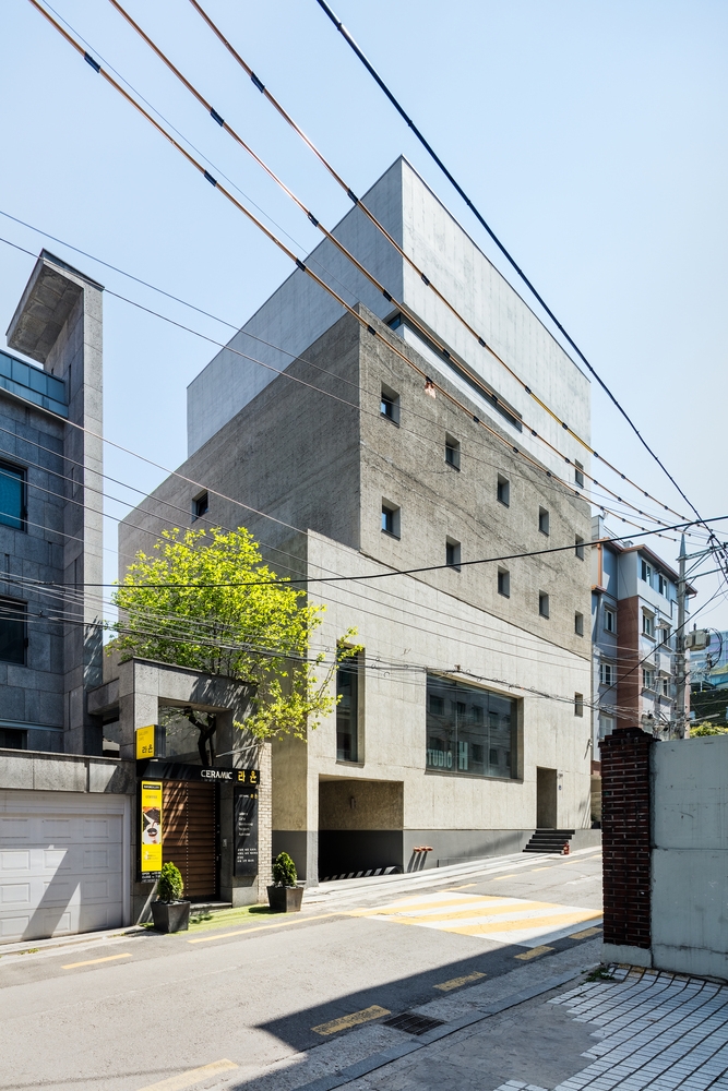 三种不同材质盒子堆叠起来的厚重房屋封面大图