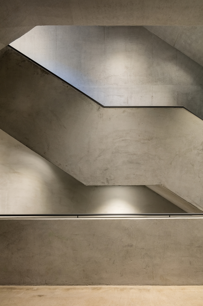 在充满无穷欲望的疯狂都市中,HWN总部大楼采用了精致的混凝土,试图融入城市景观,同时使周围环境平静下来。我们希望 HWN 于云云来去如风的服装企业中,坚守其决心与自信,茁壮成长起来。