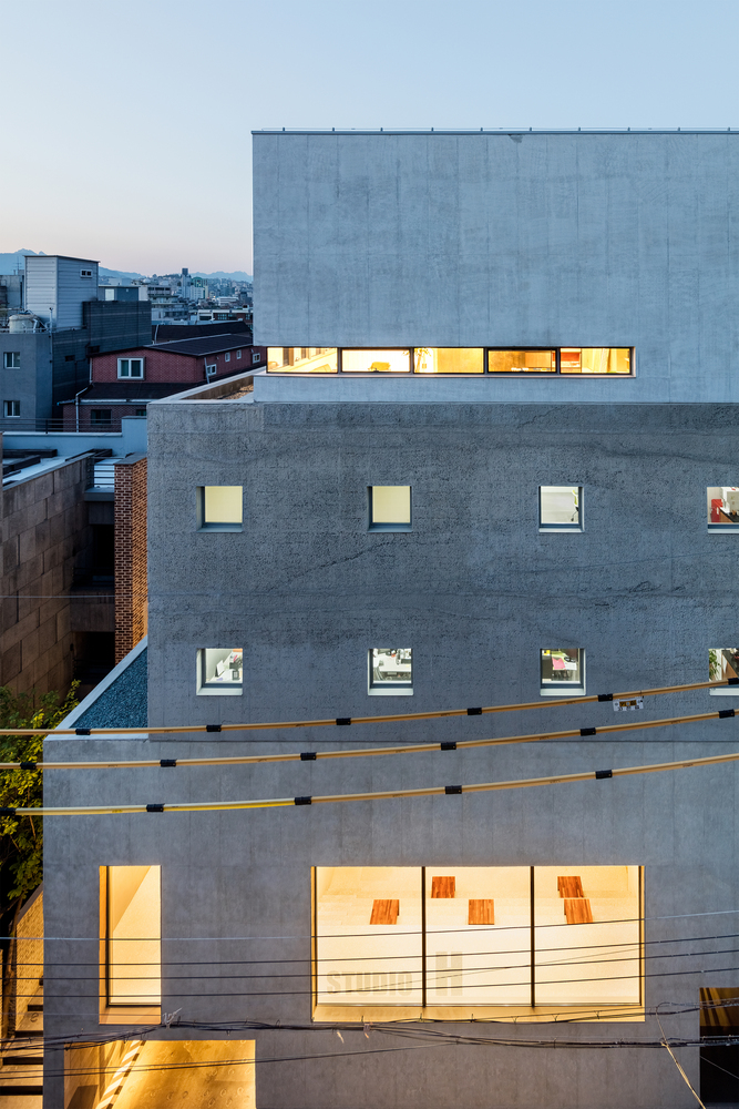 三种不同材质盒子堆叠起来的厚重房屋---酷图编号1186239