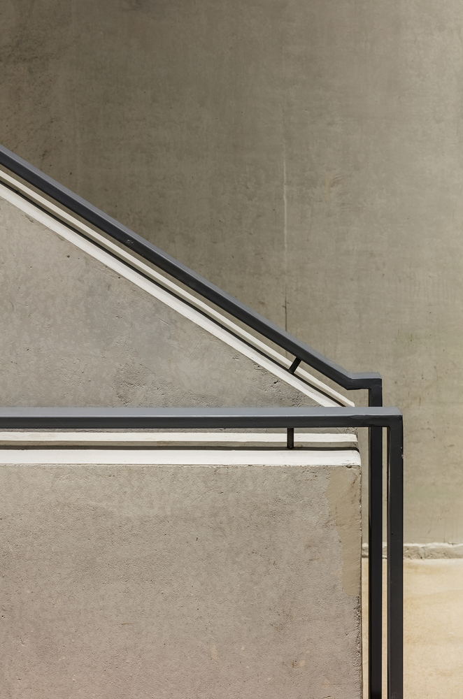 正如牛仔裤因不同的布料处理方式而风格各异,这三个混凝土体量带有根据其模具和加工方法而各有不同的外观和纹理。用“欧松板”(OSB plywood)浇筑的混凝土、 经过水射流破碎处理的素混凝土和普通素混凝土,因各自的表面处理呈现出自然而然的鲜明色彩与深浅对比 。