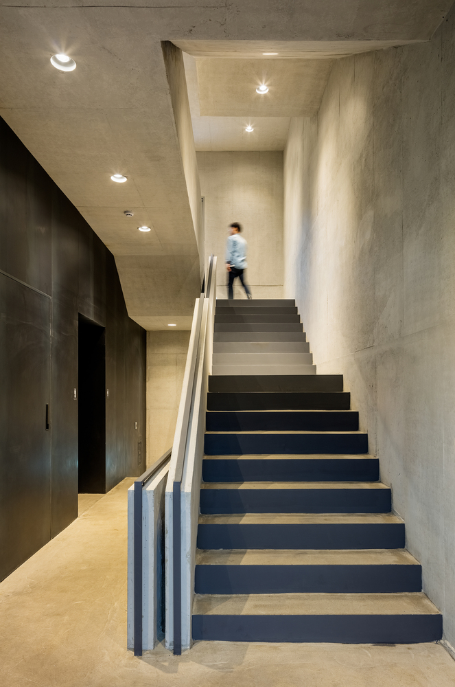 这栋 HWN 大楼希望以极简的形式去盛载其愿望,并稍为从繁忙喧闹的街道隔开。建筑的基本形体由三个不同材质的混凝土盒子一个一个往上堆叠而成