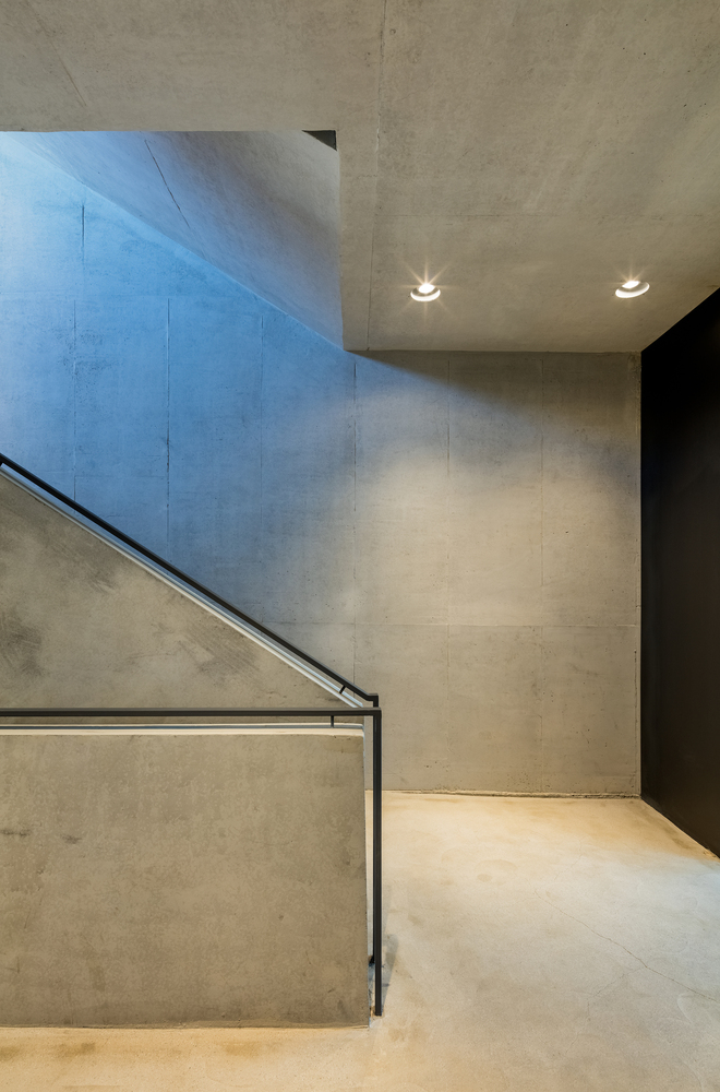 三种不同材质盒子堆叠起来的厚重房屋---酷图编号1186243