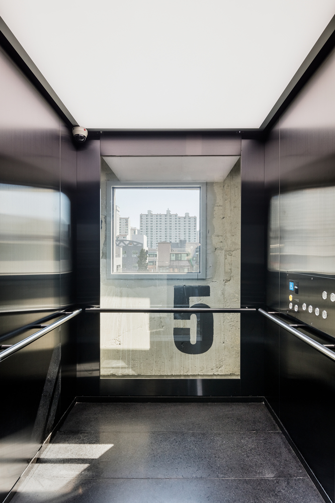 有别于其极简保守的外观,建筑的内部是一个全然不同的空间。公共空间里的混凝土楼梯乍看之下就如从一大块混凝土中直接切割出来的一样。这样的楼梯通过在每层改变其位置和形状,在整栋建筑中予人以鲜明的空间印象。