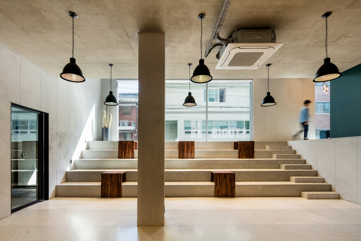 大楼竖向分为三部分,每部分有两层。(地面到二楼:展厅,三楼到四楼:办公室,五楼到天台:摄影棚)。它从东到西横向分为三间区:核心区,后勤区和主要功能区。