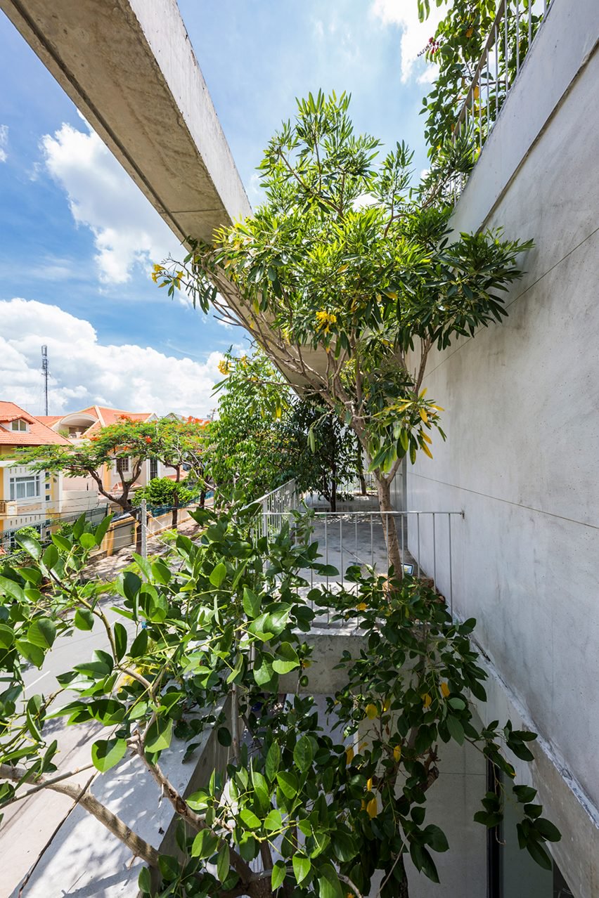 胡志明市堆叠的花盆地板房子-有允许树木伸出的地板---酷图编号4