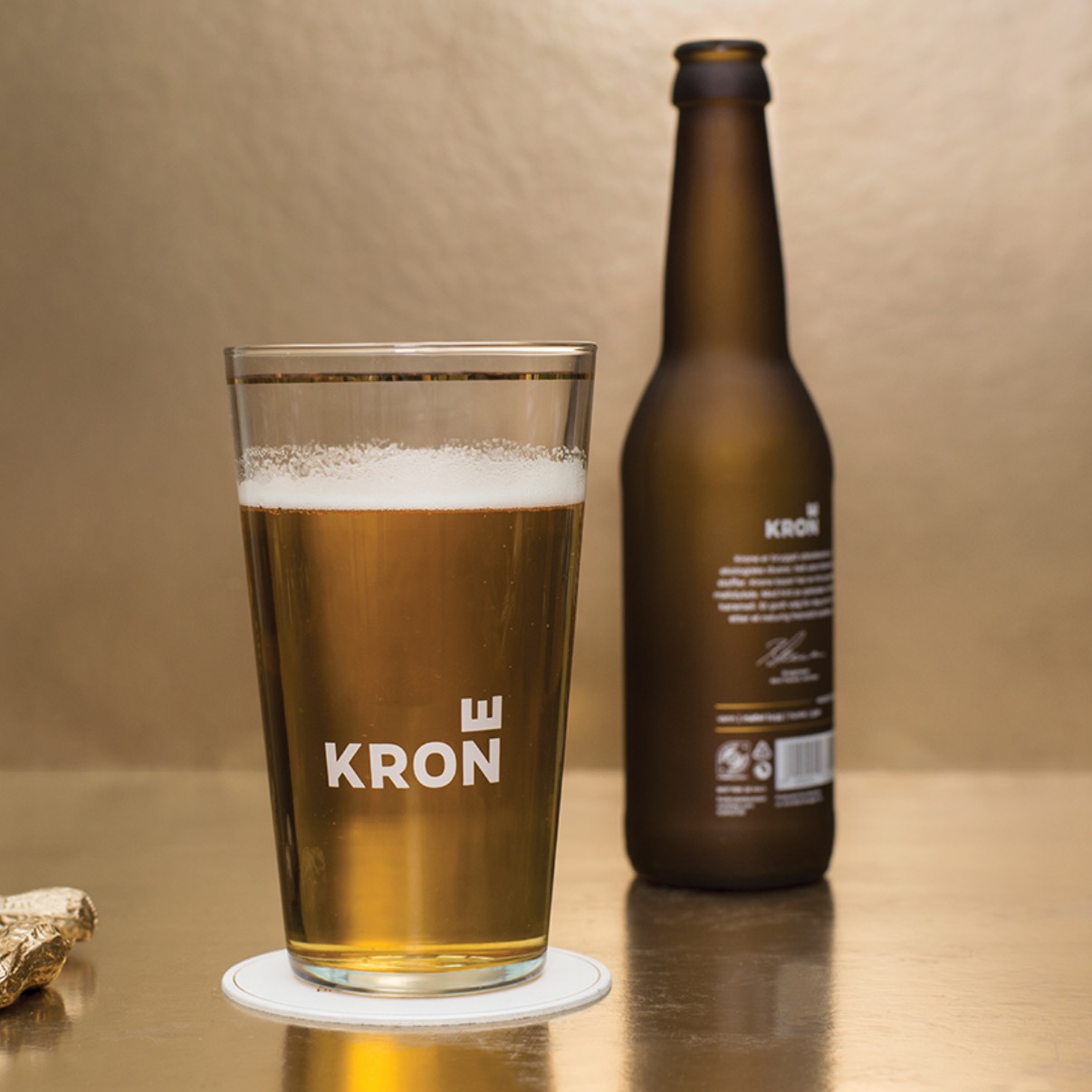 Krone-一个来自挪威用精美包装来诠释它王位的酒。该设计的特点是黄金着色和排版,提升了产品,使其脱颖而出---酷图编号7