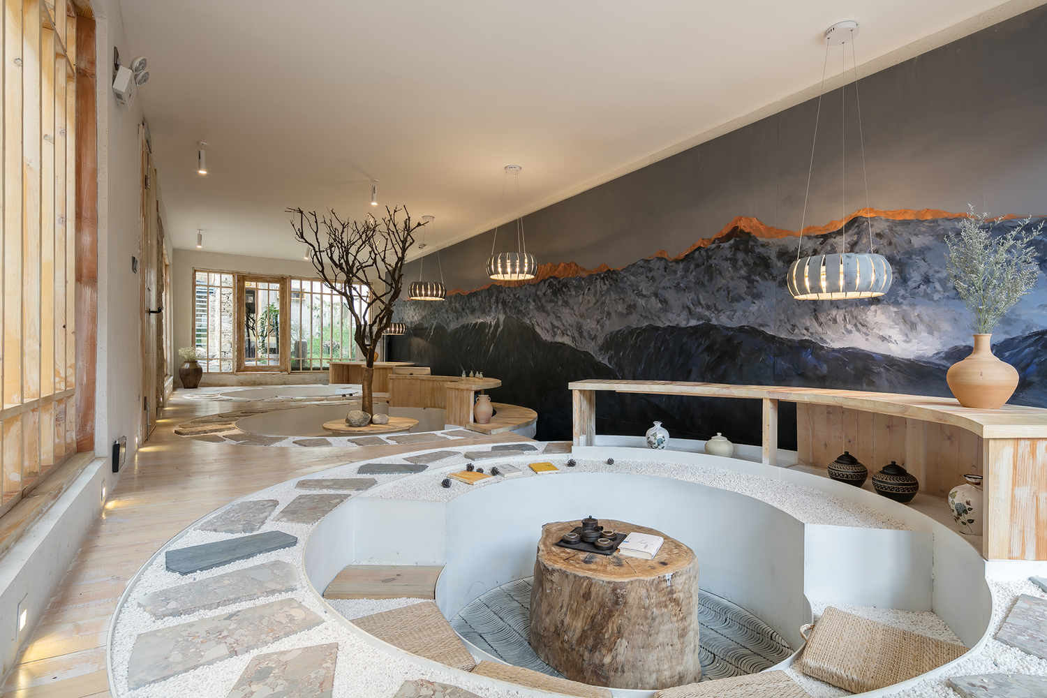 民宿的名字来自于唐代诗人刘长卿的作品《寻南溪常山道人隐居》“过雨看松色,随山到水源。溪花与禅意,相对亦忘言”。寻隐者不遇,却得到别的情趣,领悟到“禅意”之妙处