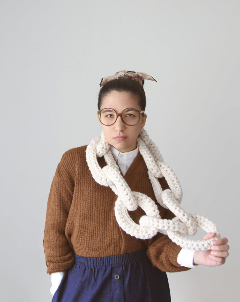 Yokoo编织的最酷的纺织品,一环扣一环,这些厚重的链子围巾不仅能让你保暖,而且穿起来很有趣,肯定会让你在街上让人注意到