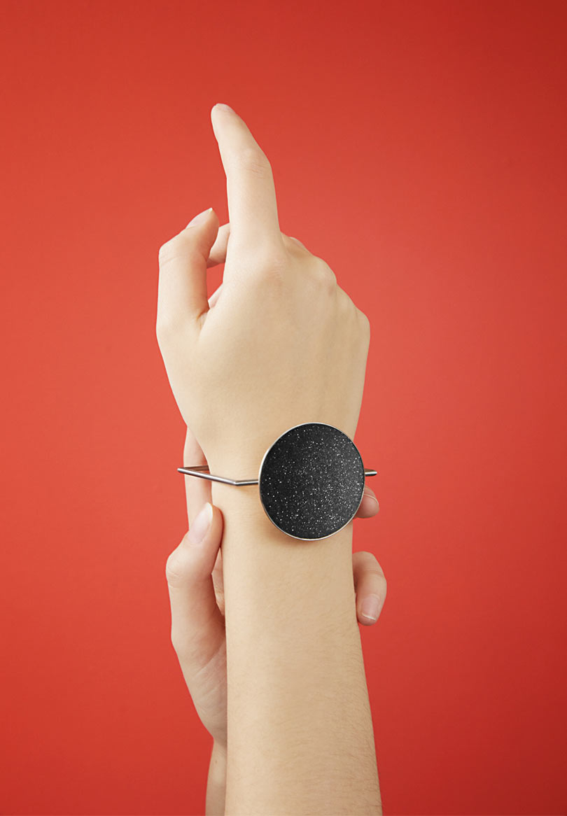 灵感来自Bauhaus,这个大胆方形手镯的特点是填补了钻石灰尘注入混凝土圆顶的空隙,看上去像腕表