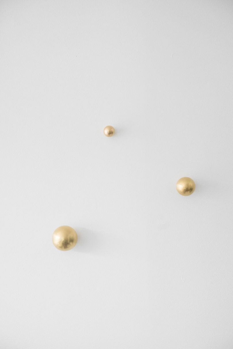 黑白与黄金搭配的极简桌面对象---酷图编号4