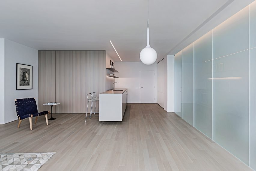 极简主义的湖滨公寓装修-用克制的调色板展示的建筑观,打开了最大限度空间布局和直接的视觉---酷图编号1191833