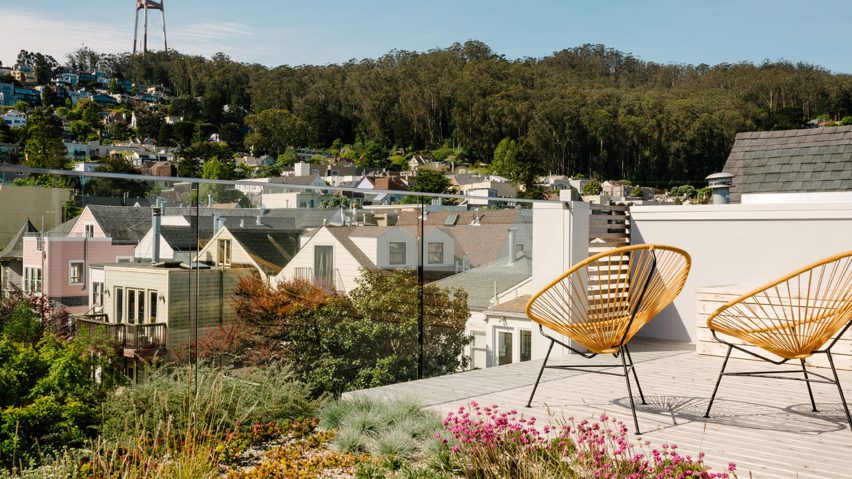 三藩屋顶花园和室内秋千的房屋-一个对比鲜明的前后立面排屋,还有一个金属框架的楼梯,里面有室内秋千。---酷图编号1191883