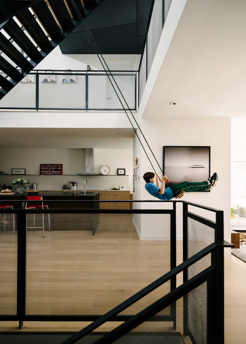 三藩屋顶花园和室内秋千的房屋-一个对比鲜明的前后立面排屋,还有一个金属框架的楼梯,里面有室内秋千。---酷图编号1191885