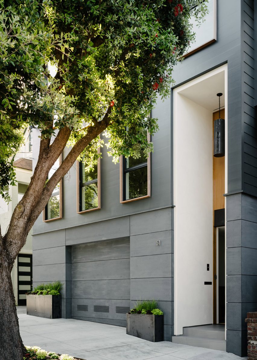 三藩屋顶花园和室内秋千的房屋-一个对比鲜明的前后立面排屋,还有一个金属框架的楼梯,里面有室内秋千。---酷图编号1191886