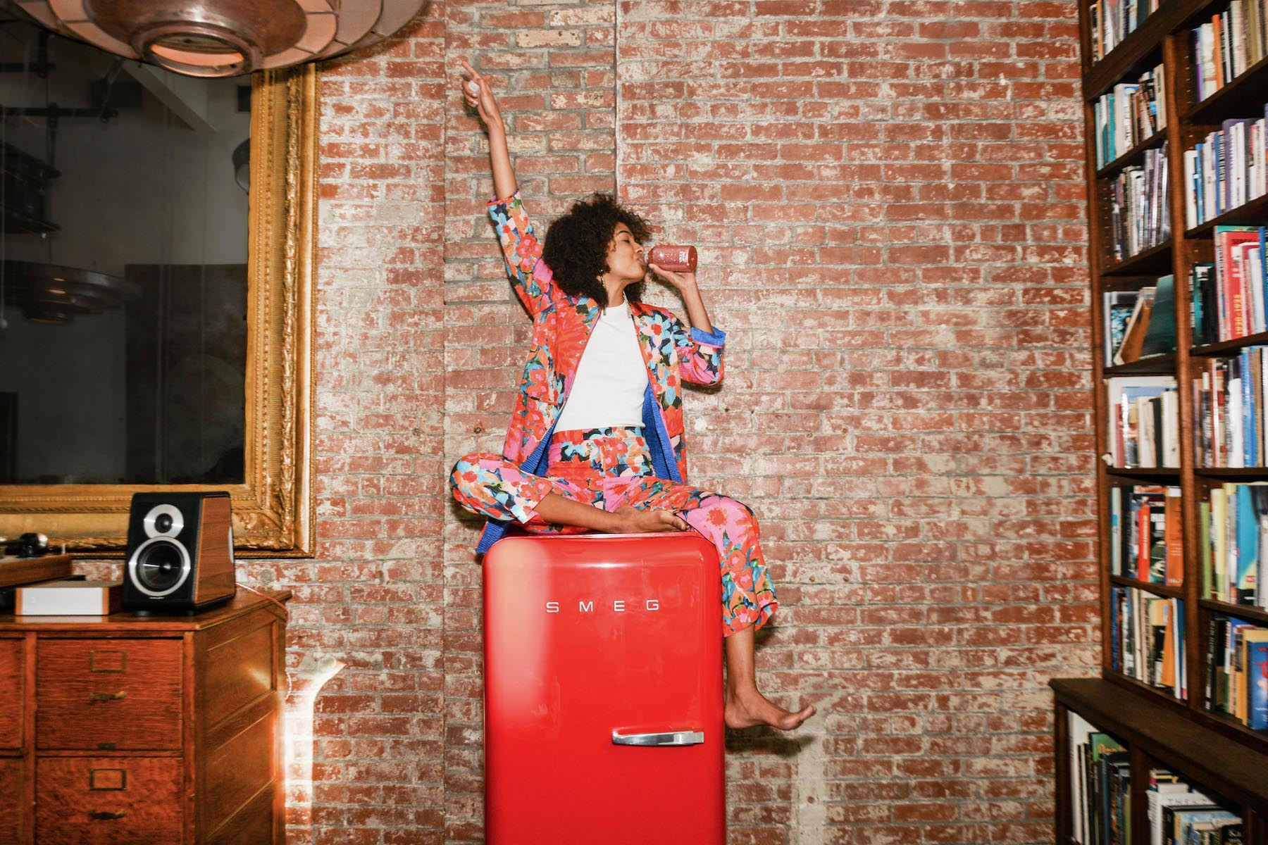 华丽“肮脏”闪闪发光的功能性柠檬饮料---酷图编号6