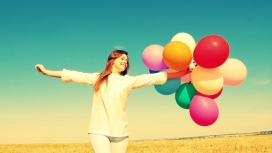 手拿气球的美女