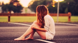 坐在马路上的美女