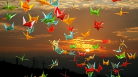 黄昏下的五彩纸鹤壁纸