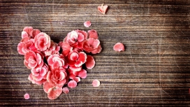 木质地板上的爱心花瓣